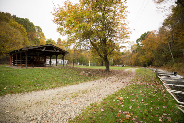El criadero de peces de Montebello es una pequeña cabaña de madera y una piscifactoría contigua que alberga numerosos visitantes y excursiones en grupos escolares durante todo el año.