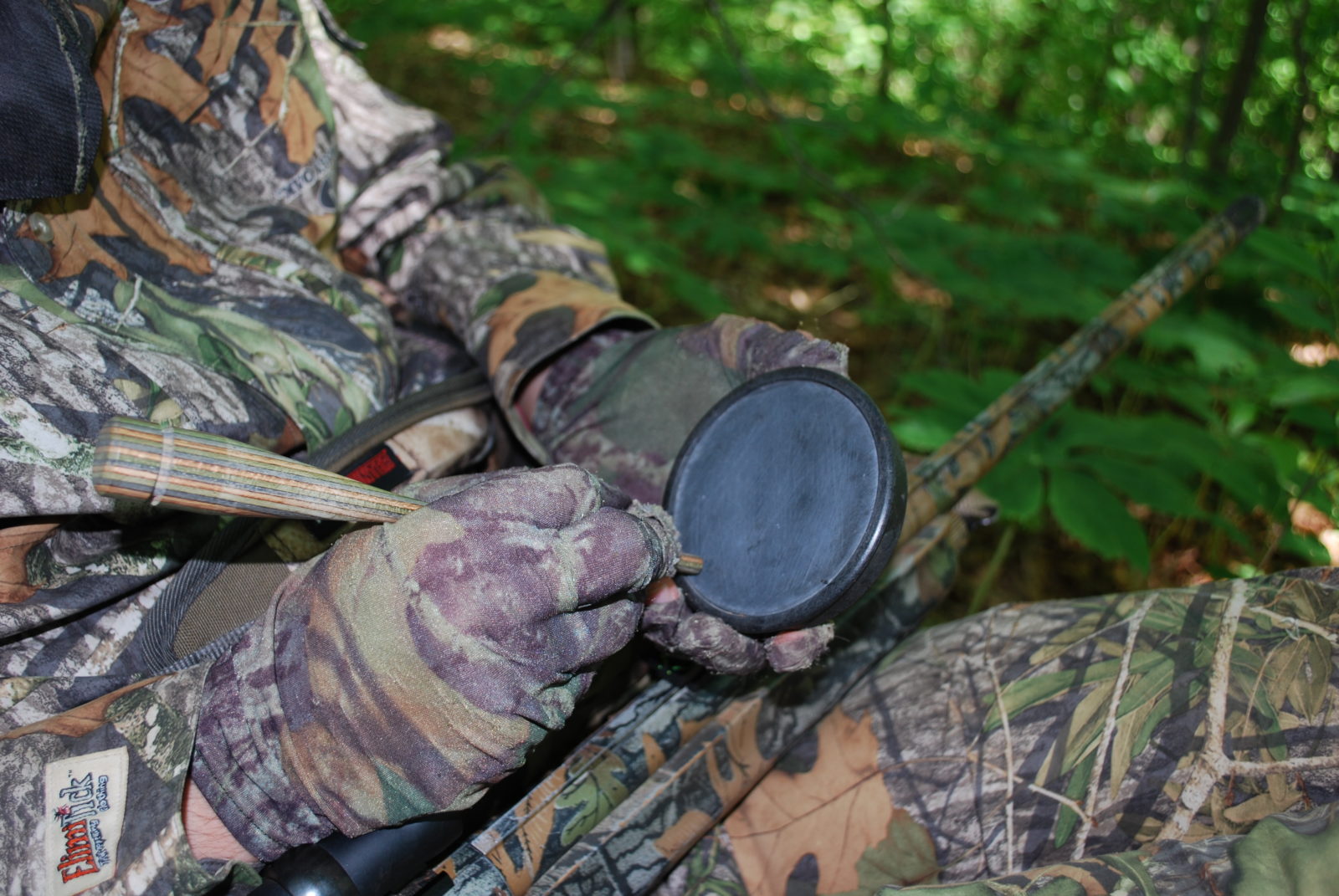 Una imagen de un cazador usando un llamador de pizarra para atraer pavos a su ubicación