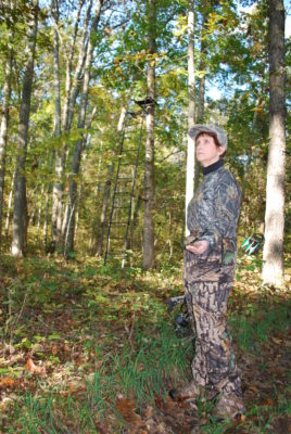 Una imagen de un cazador en posición de tiro con arco