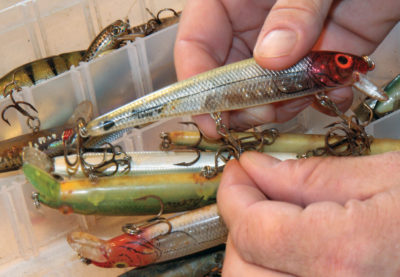 Una imagen de un hombre limpiando los señuelos que se utilizaban en la temporada de pesca anterior