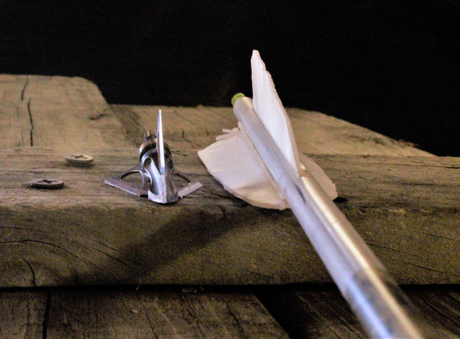 Imagen de una espada y el flechazo de una flecha en una valla de madera