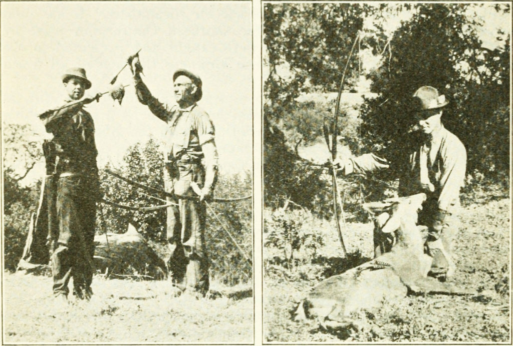 Una vieja imagen en blanco y negro de dos bolígrafos, en un lado sostienen arcos y flechas, en el otro lado se representa a un hombre con un ciervo muerto.
