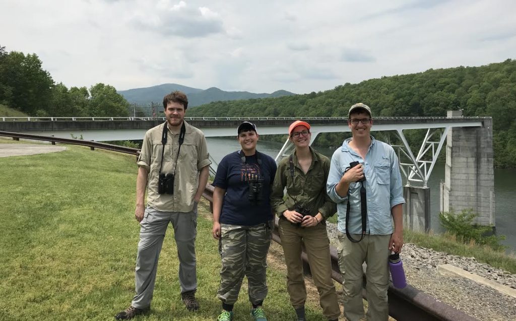 Una imagen del equipo de campo de la VCU posando para una foto