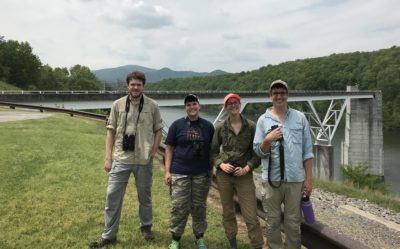 Tripulación de VCU en el sitio de campo de la reinita de alas doradas. Foto por Jessie Reese.