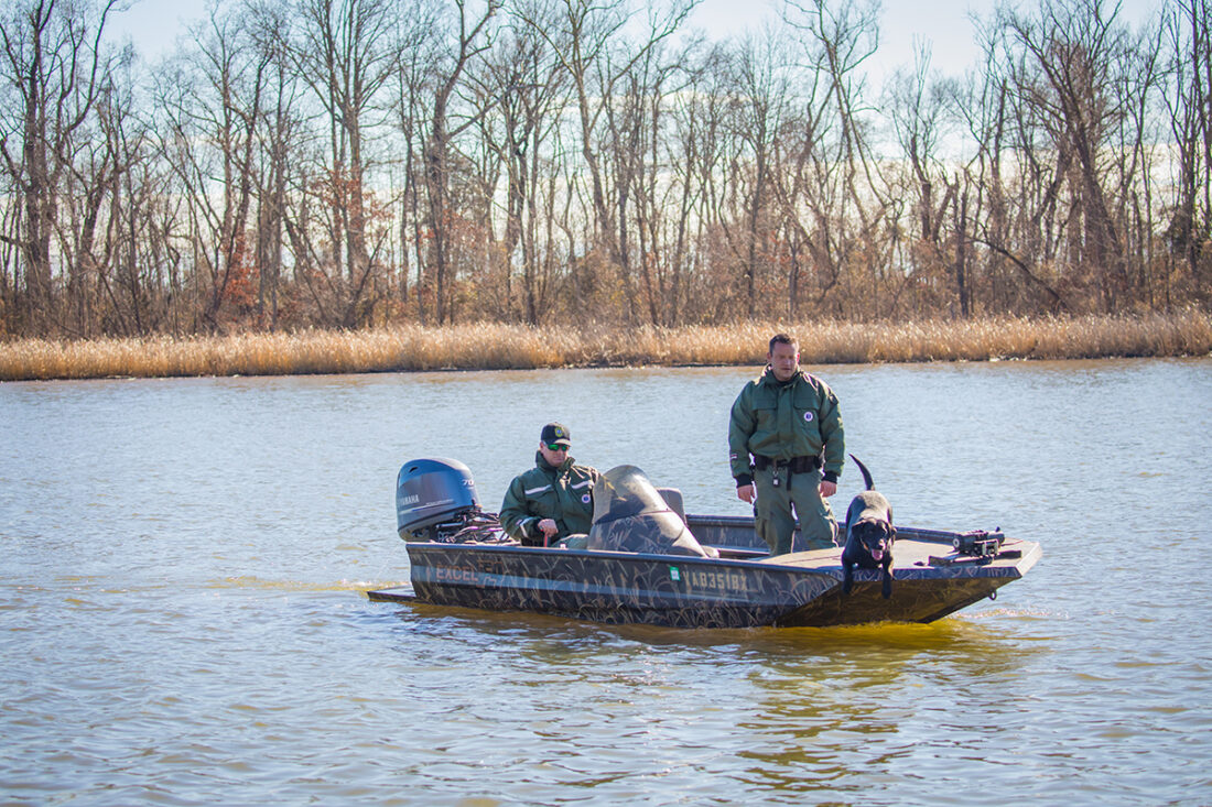 K9 Bailey en acción en el agua con el CPO James Patrillo (derecha) y el CPO Senior Wes Billings.