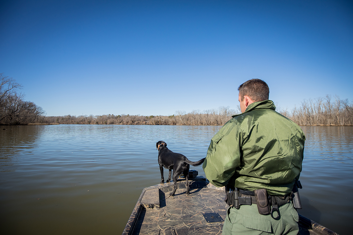 K9 Bailey perfuma sobre el agua mientras el CPO James Patrillo observa.
