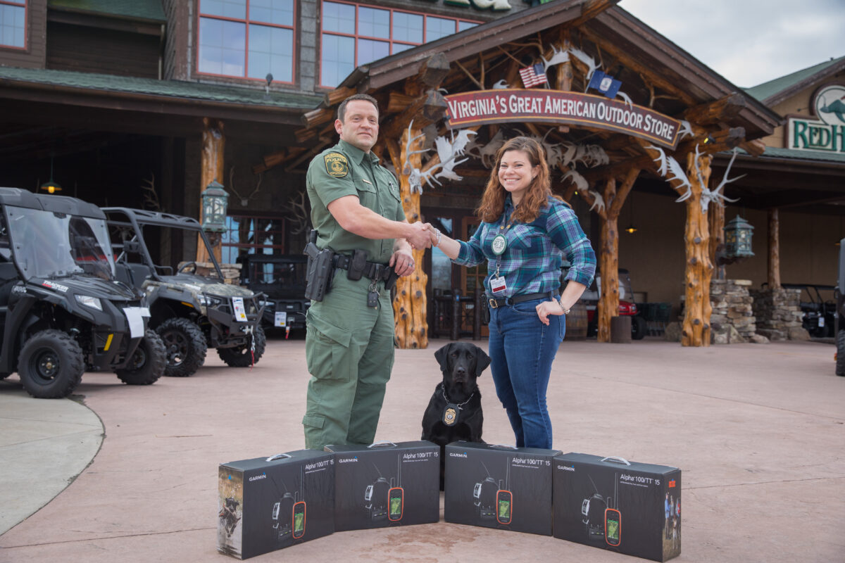 Una imagen frente a Bass Pro Shops of K9 CPO Bailey, el laboratorio negro que acepta collares de rastreo GPS donados para los nuevos aprendices de K9