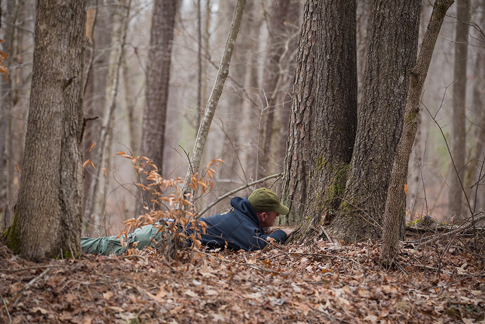 Los entrenadores de CPO K9 se turnaron para colocar las huellas y esconderse para los ejercicios de seguimiento
