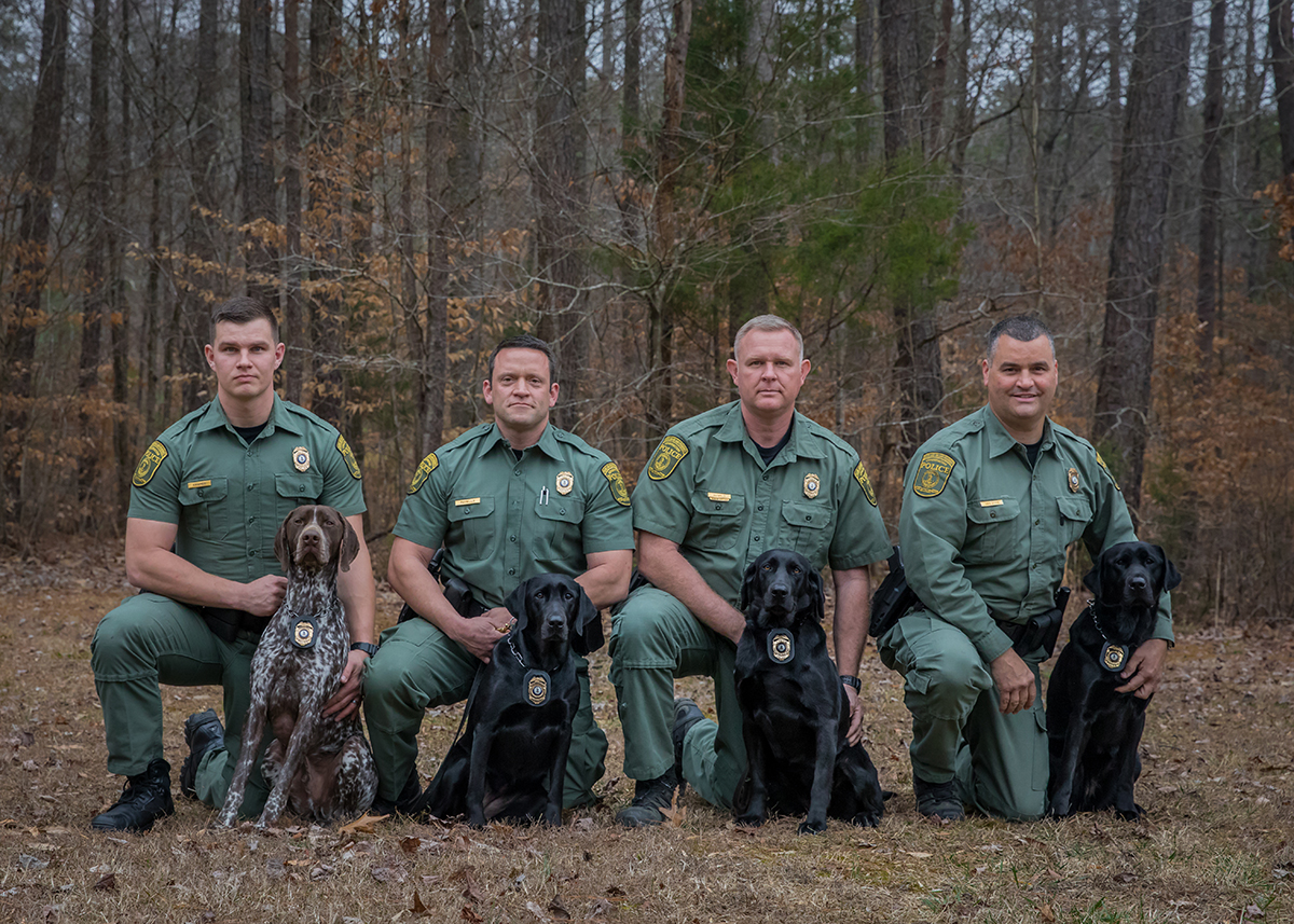 Los actuales CPO de K9 y sus manejadores (de izquierda a derecha): CPO Glenn Cramer y K9 Waylon, CPO James Patrillo y K9 Bailey, CPO Senior Richard Howald y K9 Sky, y CPO Mark VanDyke y K9 Avery.