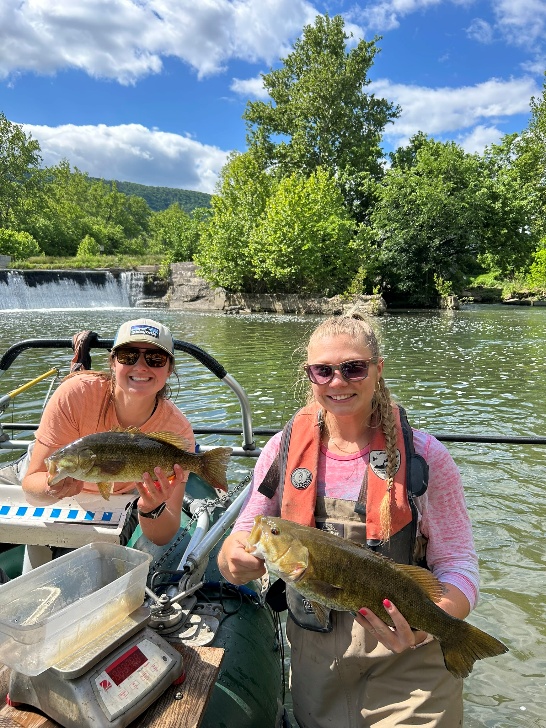 Dos pescadores en una barca sosteniendo peces en el río North Fork Shenandoah.