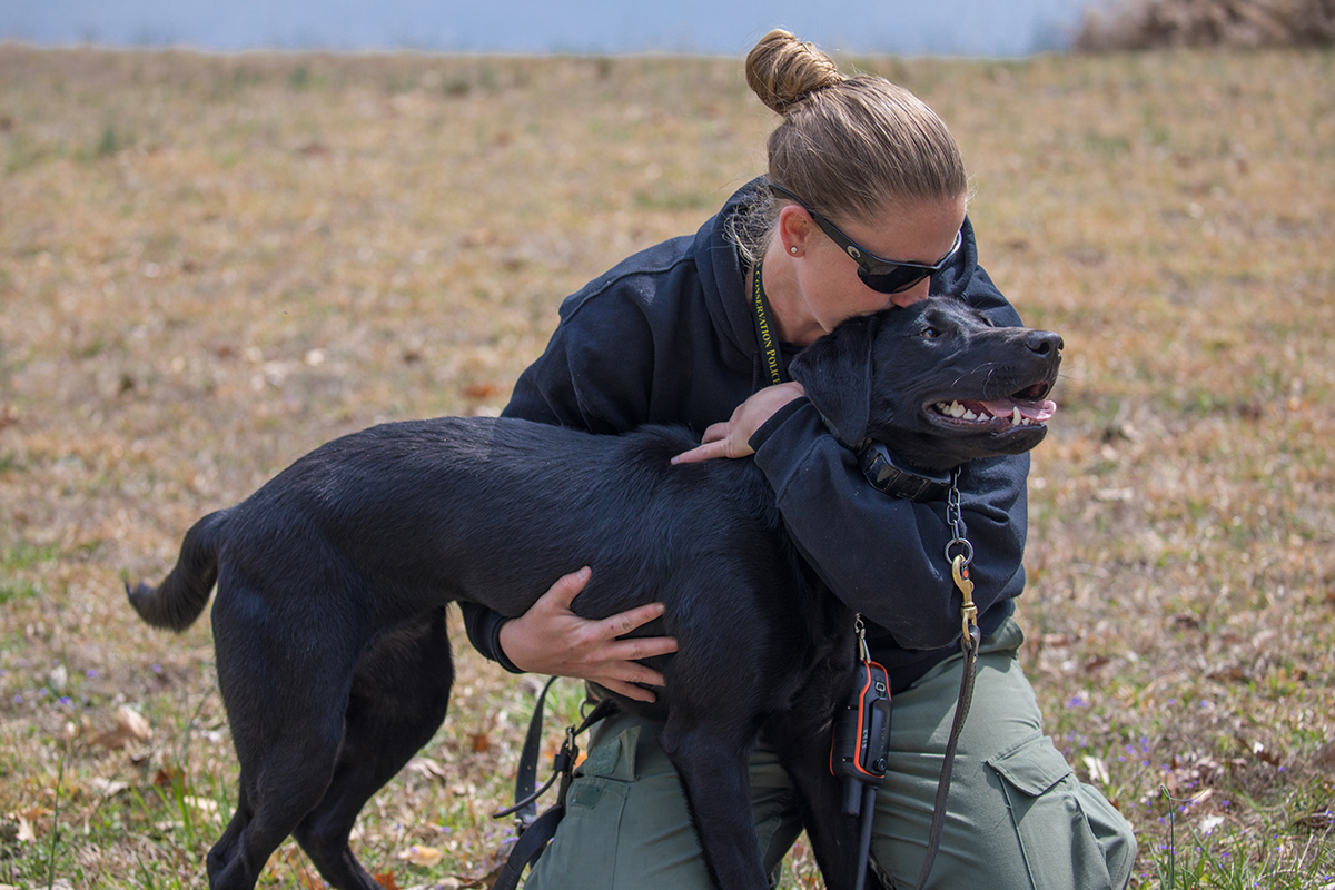 La CPO Bonne, Braziel y Grace sentadas juntas en un campo