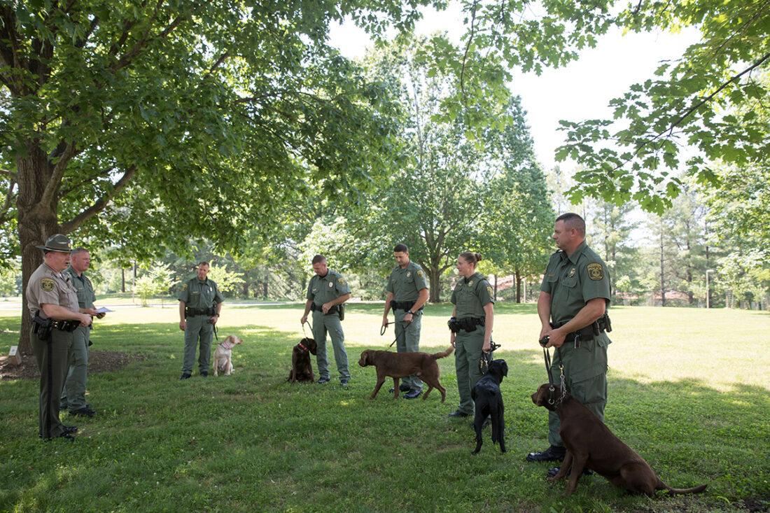 Los cinco aprendices de K9 y sus manejadores de CPO participaron en una ceremonia de certificación.
