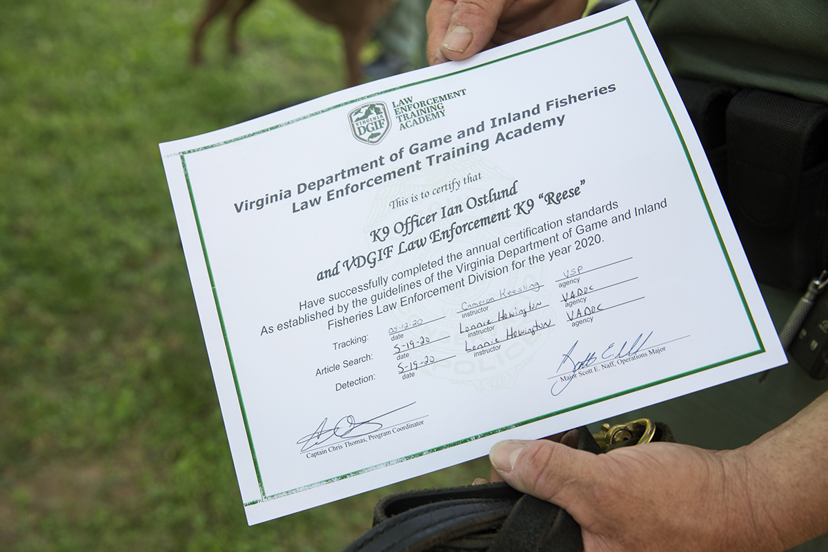 Certificado de condecoración de oficial de Reese the K9