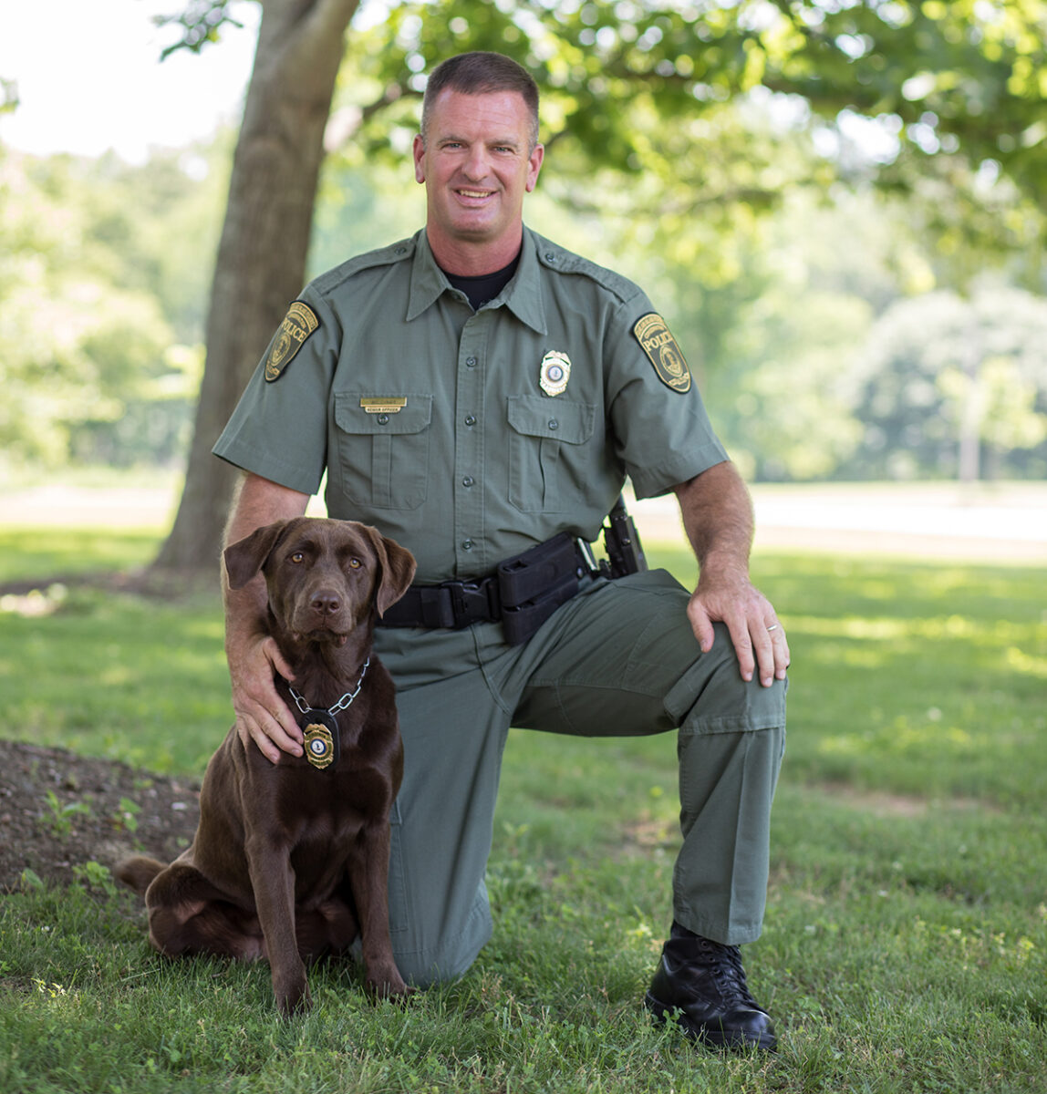 El CPO sénior Wes Billings y K9 Molly
