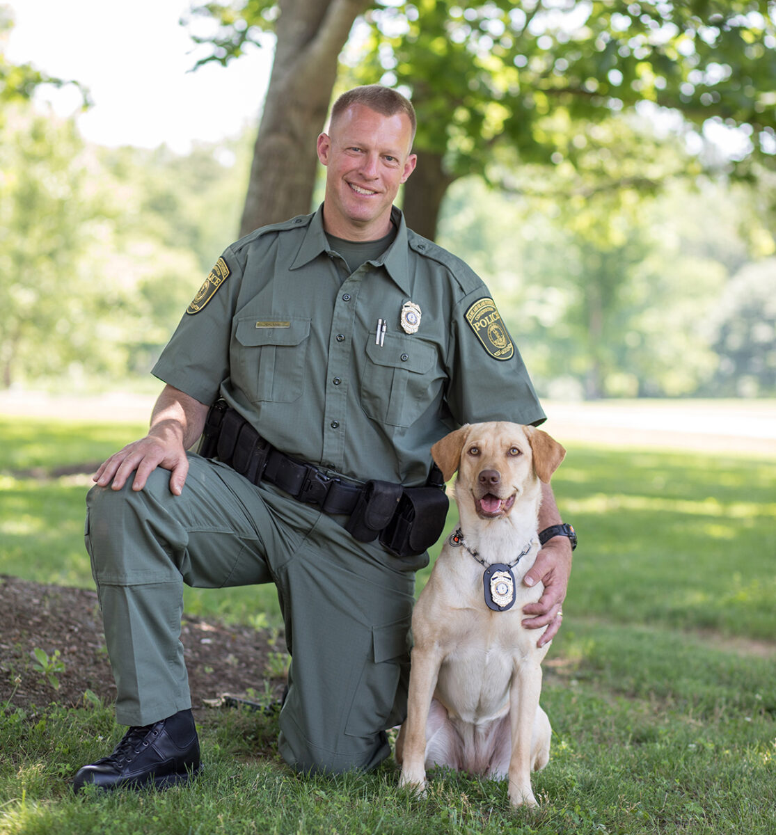 Maestro CPO Mark Diluigi y K9 Lily