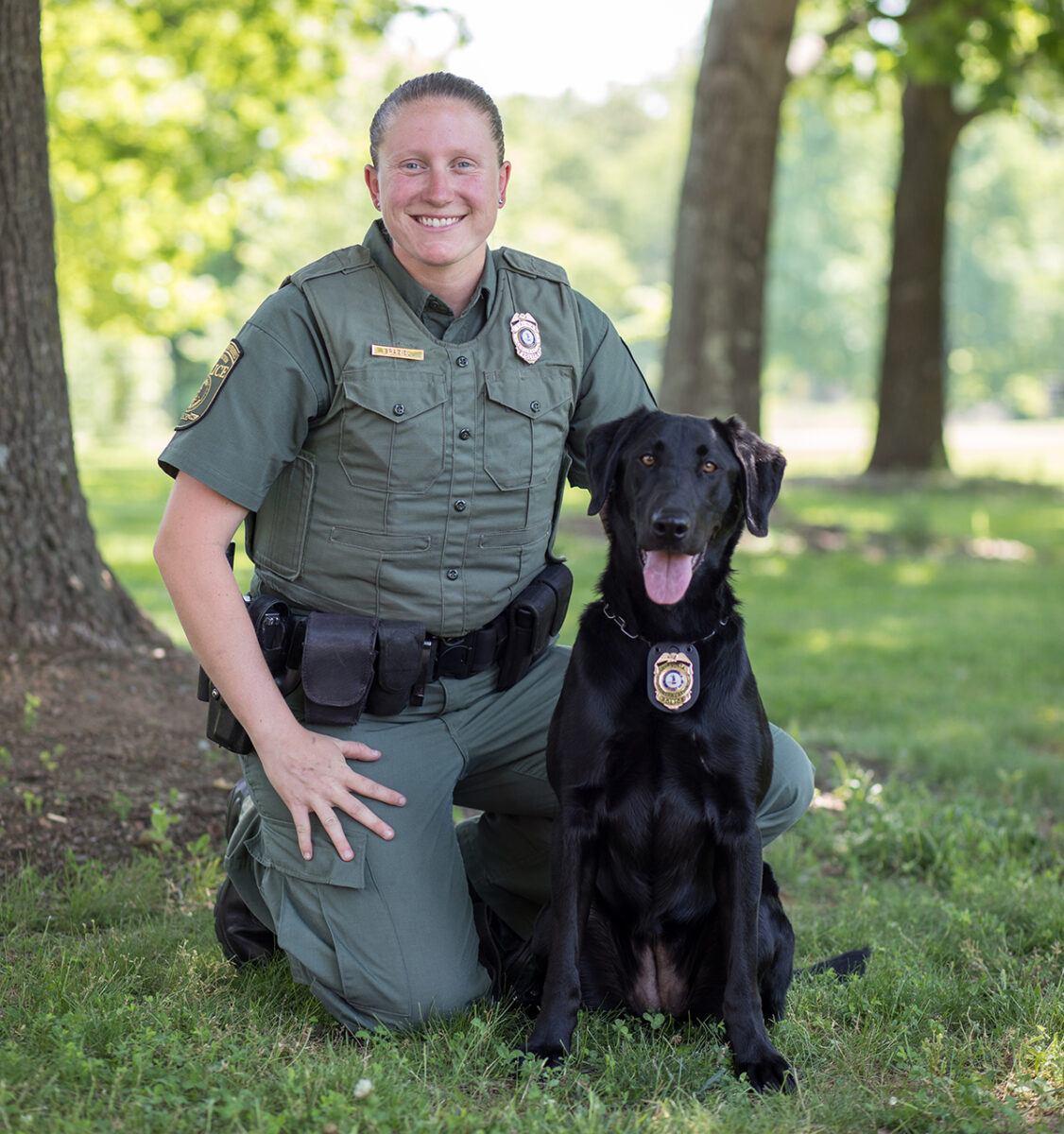 CPO Bonnie Braziel y K9 Grace. Foto de Meghan Marchetti/DWR