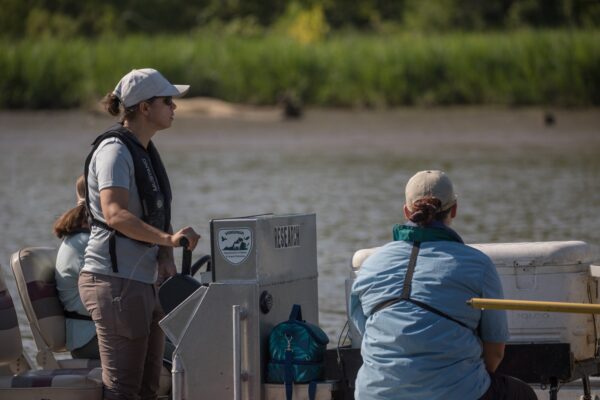 Una imagen de dos señoras en el barco de pesca eléctrica al timón del barco