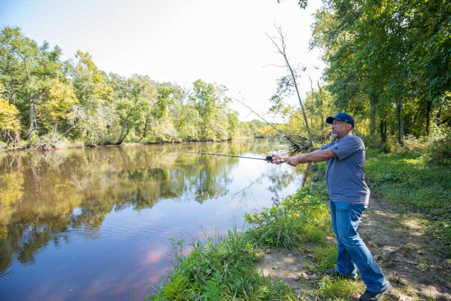 Una imagen de un hombre pescando en el embarcadero de Aylett