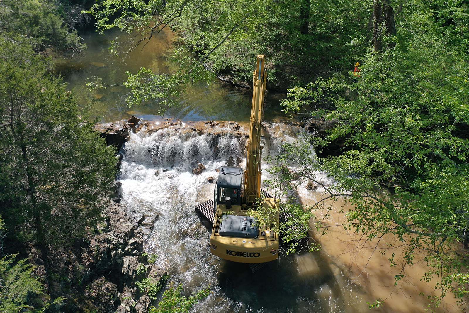 Una excavadora trabajando para remover una presa