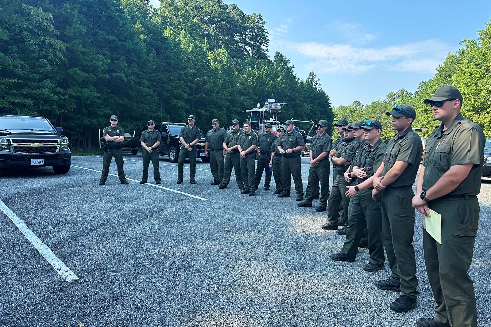 Los reclutas de CPO se paran al aire libre