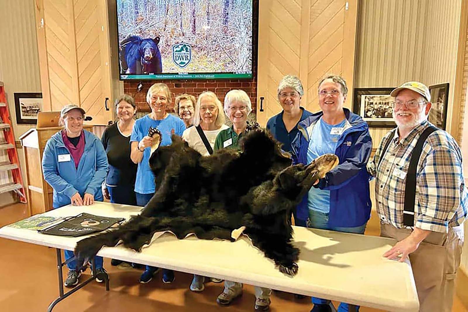 Una persona que habla con otra persona sobre los osos