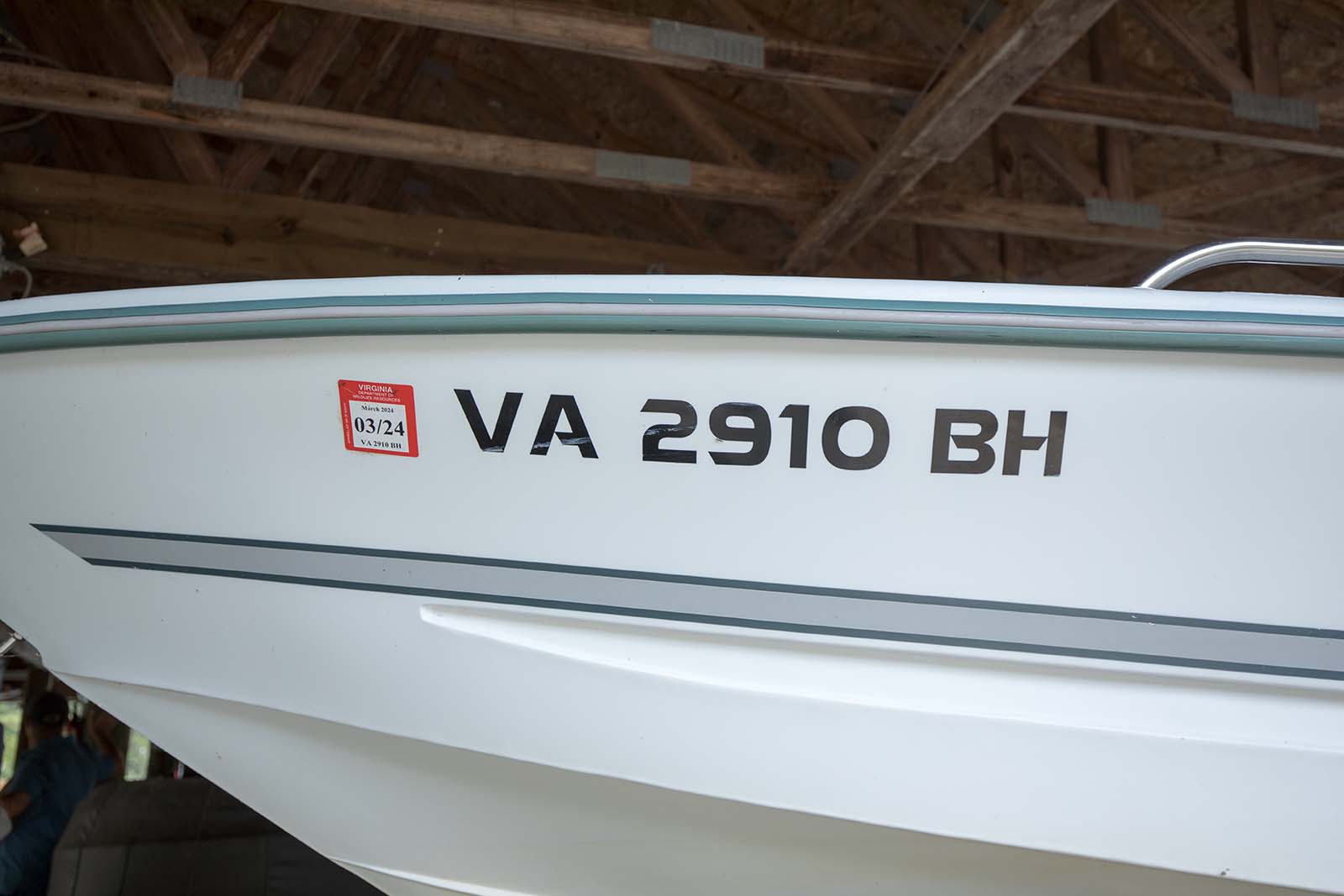 El casco de un barco con números de matrícula