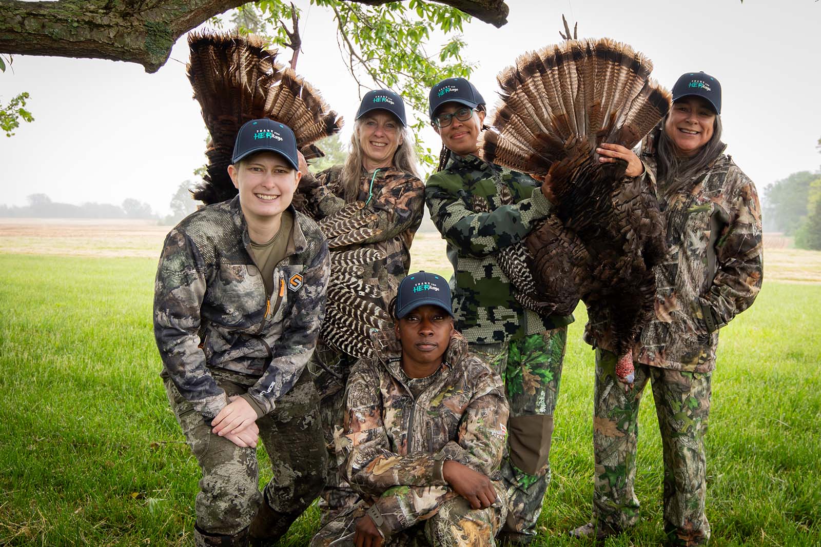 Un grupo de cazadores de pavos con sus cosechas