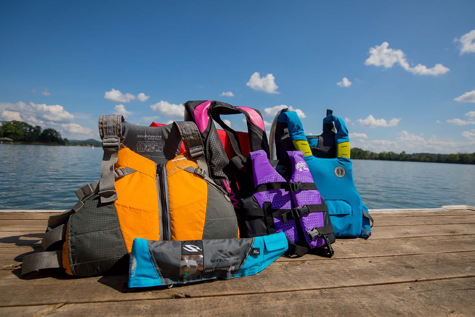 Una colección de chalecos salvavidas