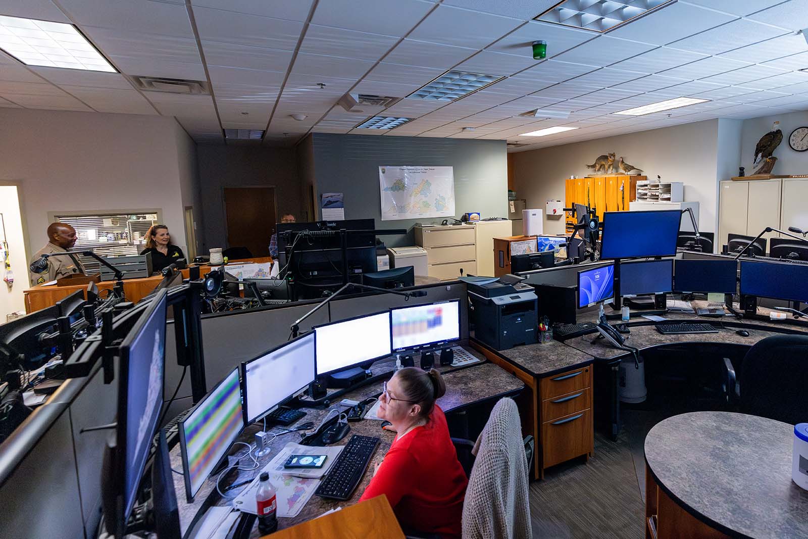 Un despachador que trabaja en el Centro de Comunicaciones de Aplicación de la Ley del DWR