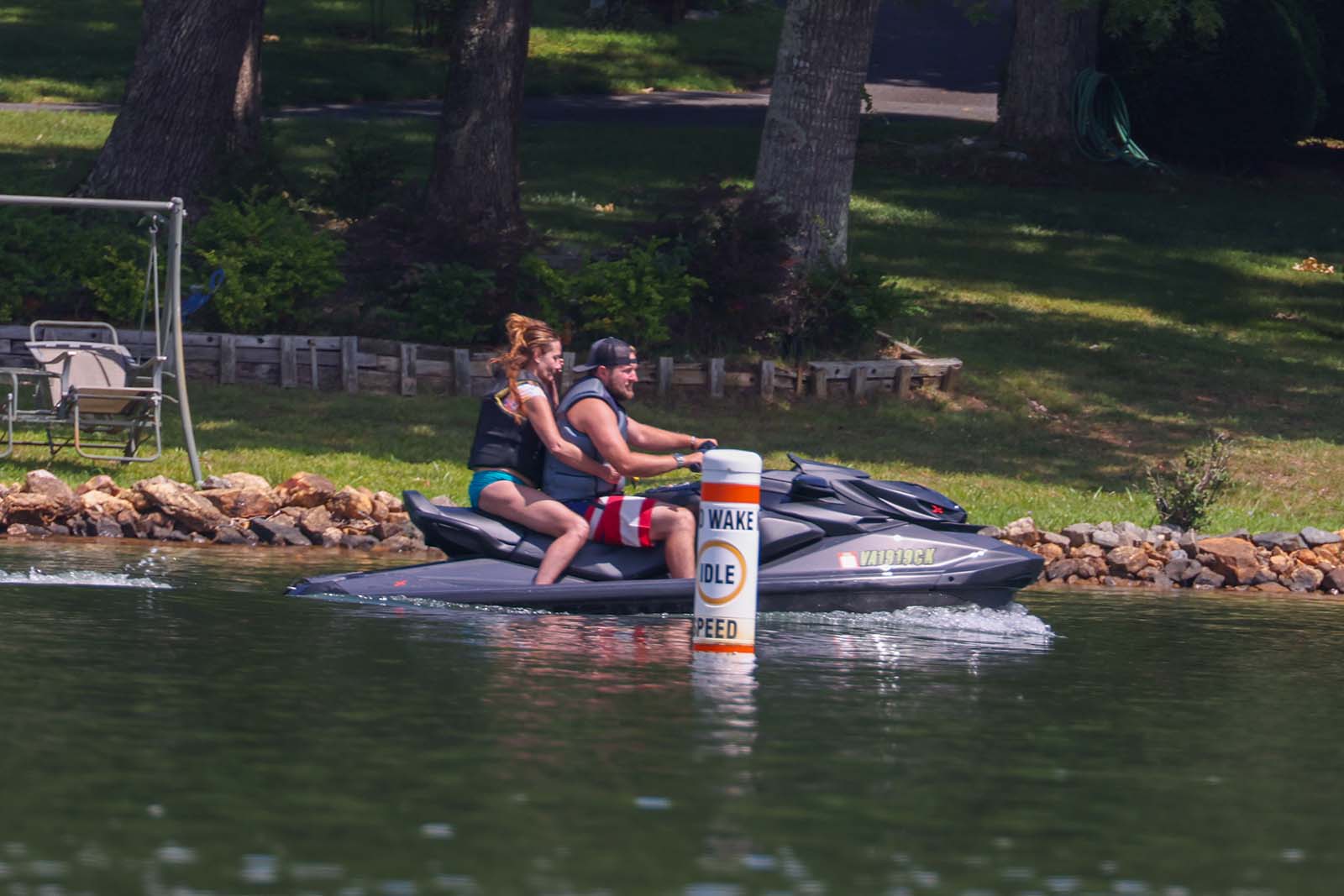 Dos personas en una moto acuática