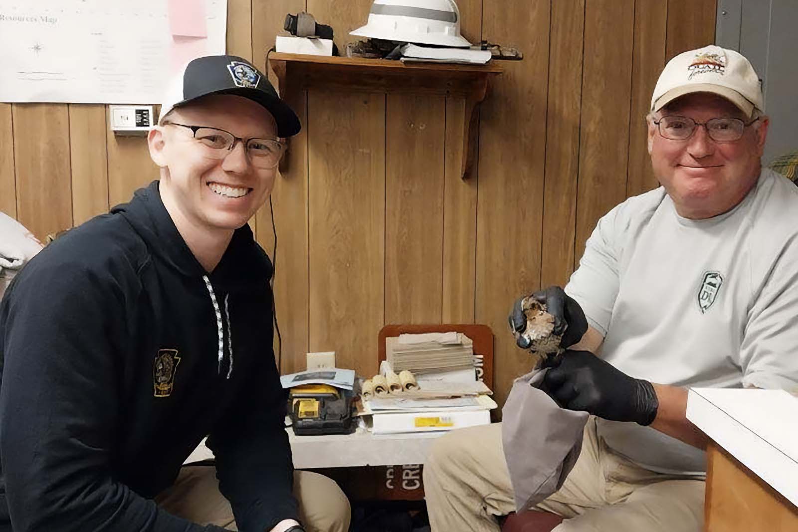 Un biólogo mostrando un animal a la cámara