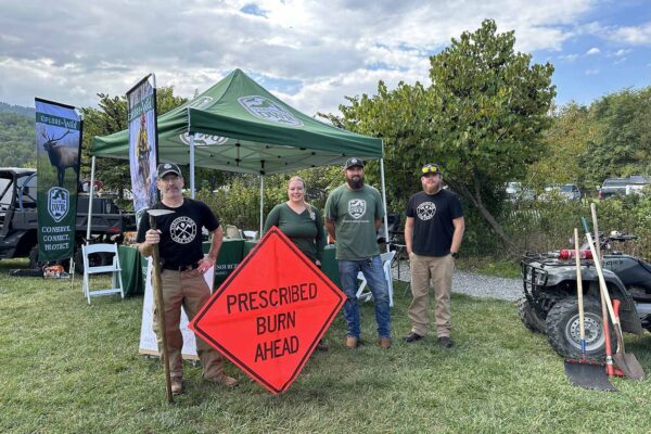 Empleados de DWR trabajando en una carpa de información.