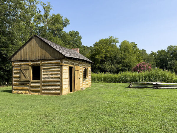 El jardín de flores silvestres junto a los cuartos de trabajadores esclavizados reconstruidos está lleno de polinizadores en verano. Crédito de la foto: Lisa Mease