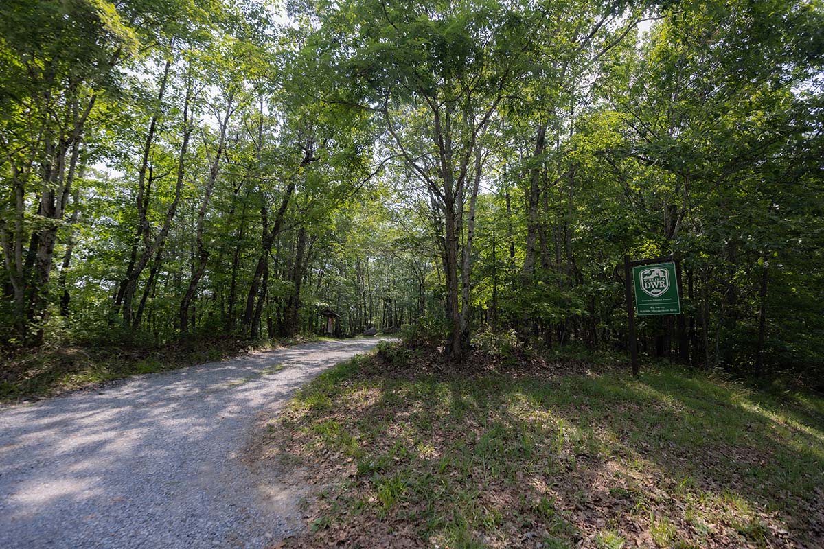 La entrada a Big Survey WMA está claramente marcada con un cartel