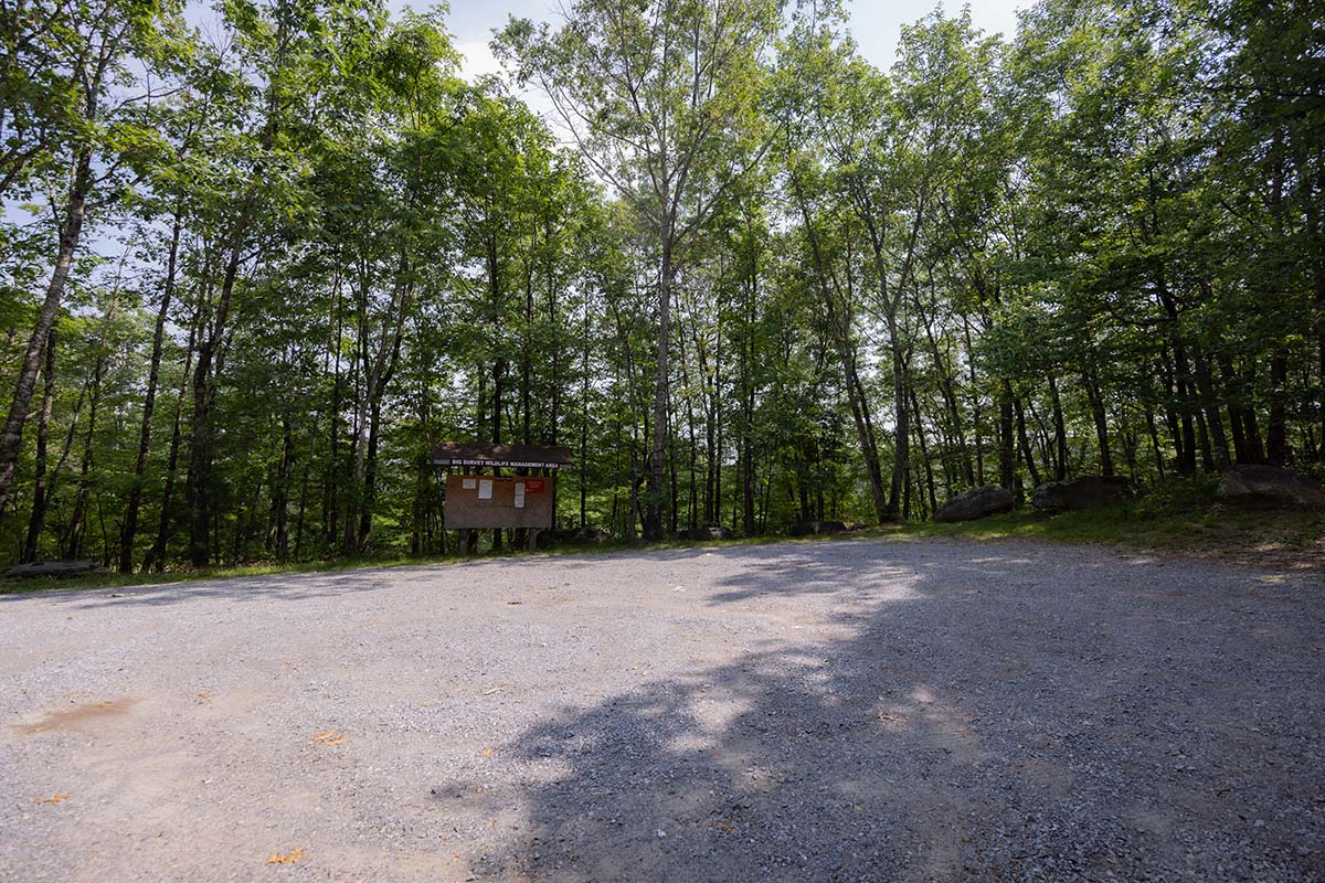 Big Survey WMA tiene un estacionamiento de grava