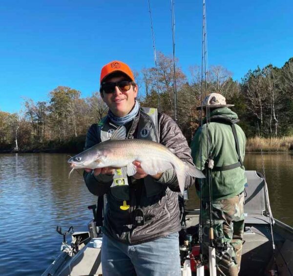 Una imagen de un bagre azul sostenido por un hombre