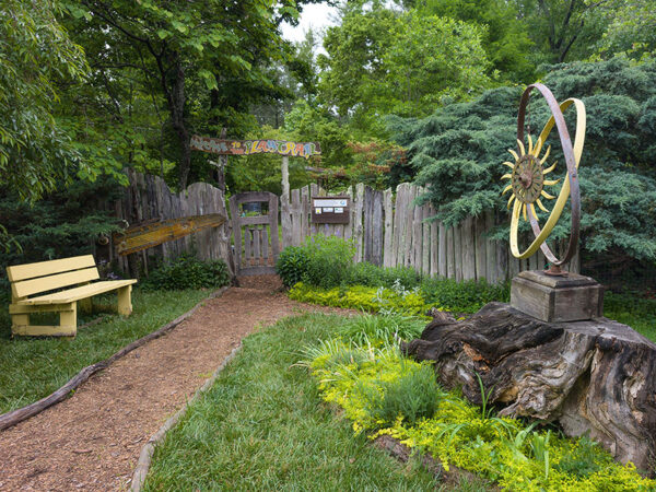 Una imagen del sendero de juegos para niños en el centro de naturaleza Boxerwood