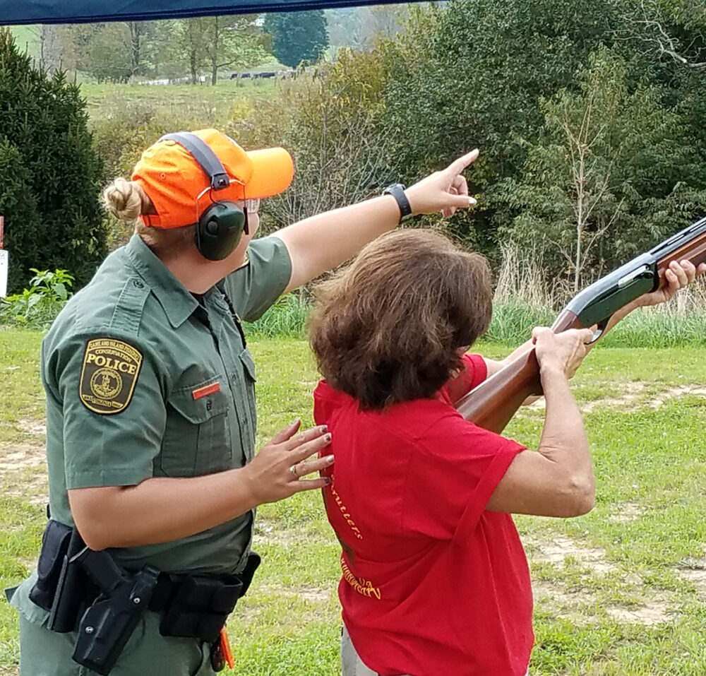 A Beth McGuire, CPO sénior, le gusta enseñar sobre seguridad al aire libre.
