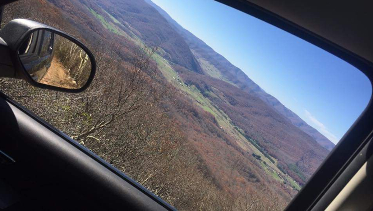 Vista de la CPO sénior Beth McGuire a través de la ventanilla de su coche.