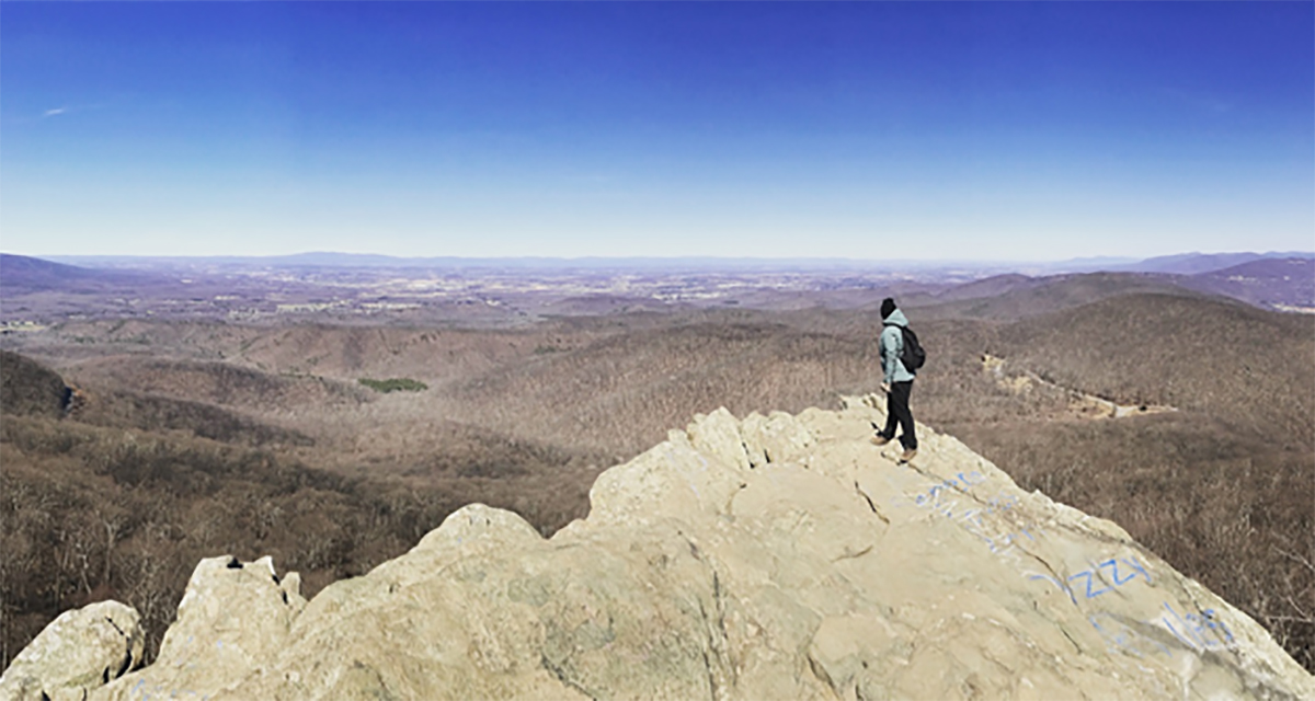 Bonnie Braziel en Humpback Rock en las montañas Blue Ridge.