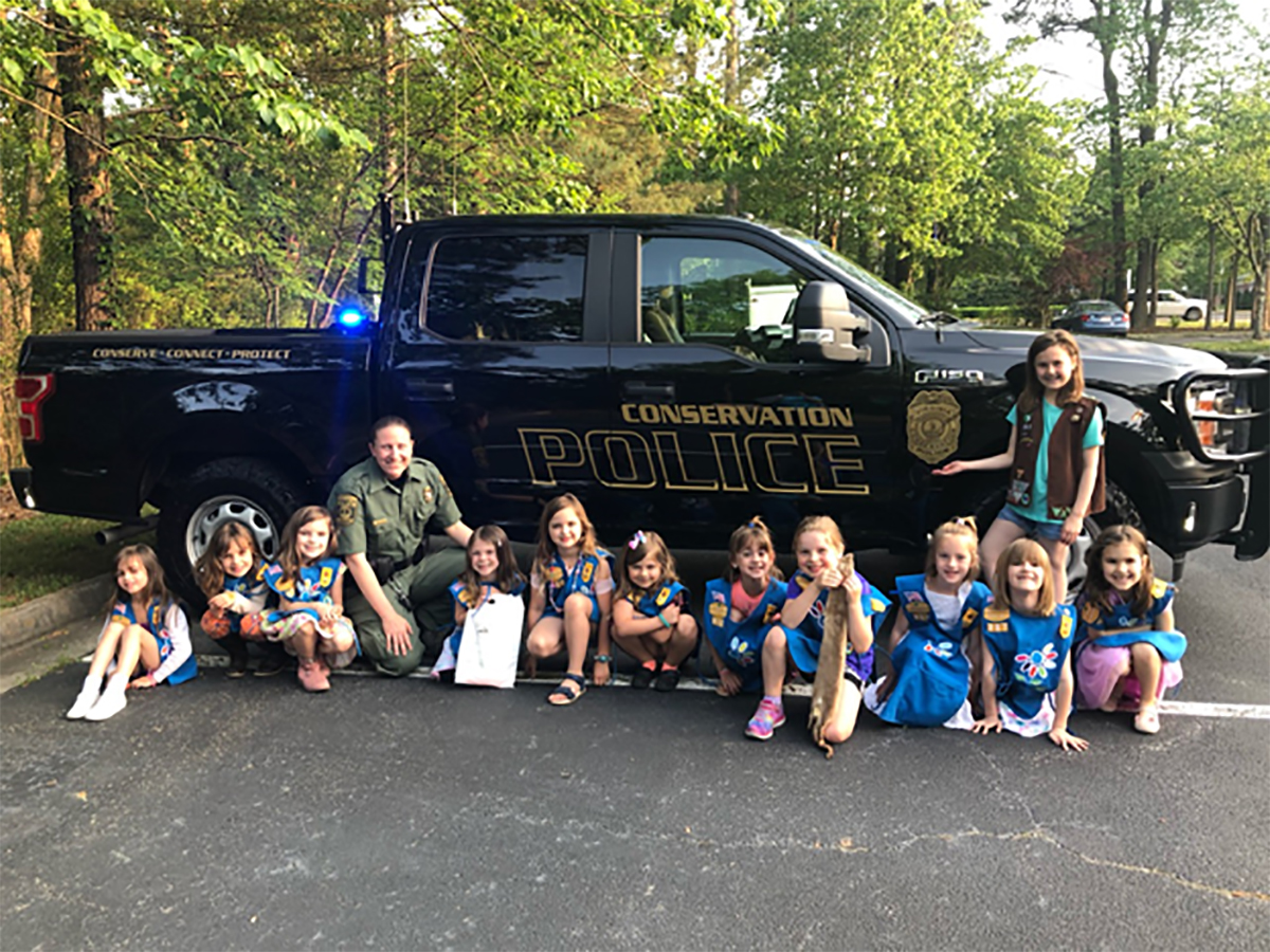 La CPO Bonnie Braziel (cuarta desde la izquierda) reuniéndose con una tropa de Girl Scouts. Foto cortesía de Bonnie Braziel