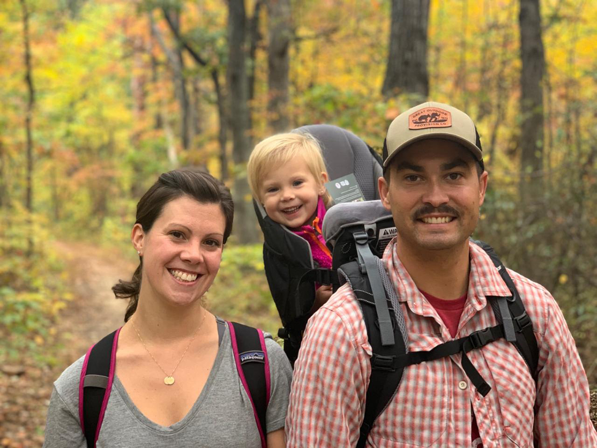 El CPO Cory Harbour (derecha) disfrutando de una caminata con su familia.