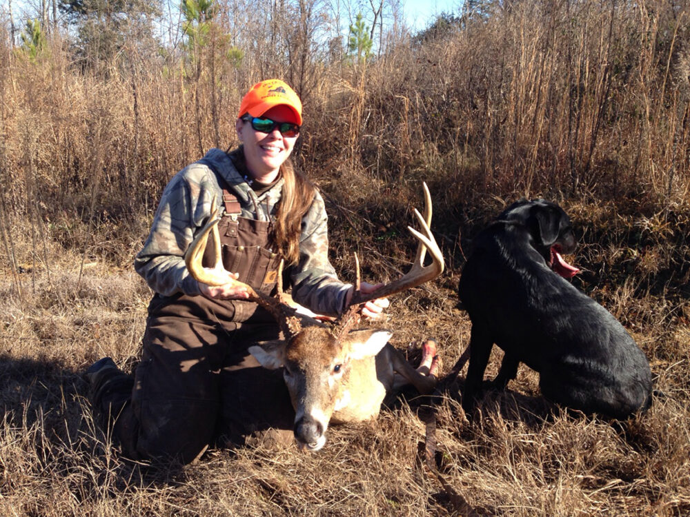La sargento Jessica Whirley y un ciervo al que ha fotografiado posando junto a su labrador negro