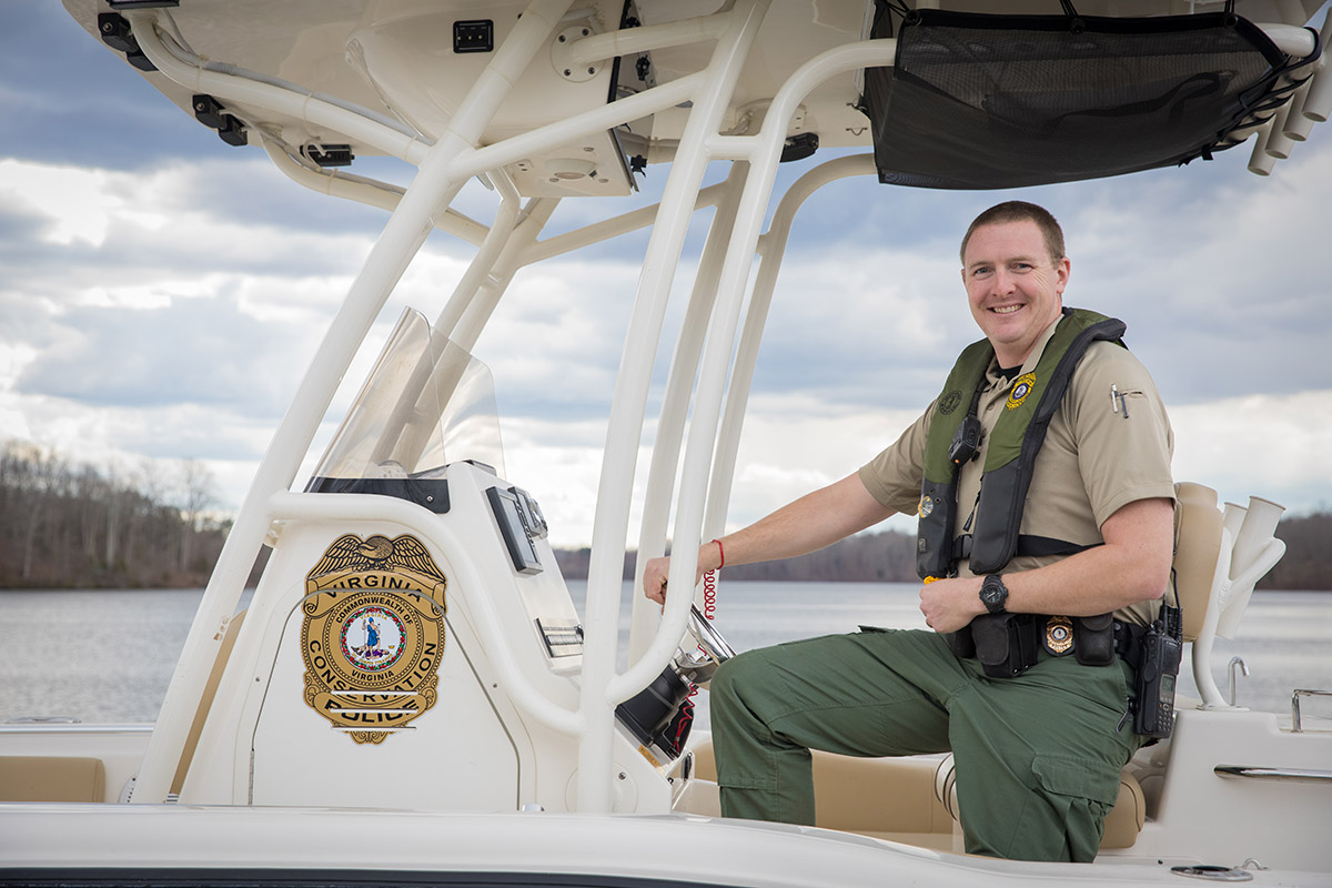 El CPO Brett Claswon en un barco de la policía en el agua