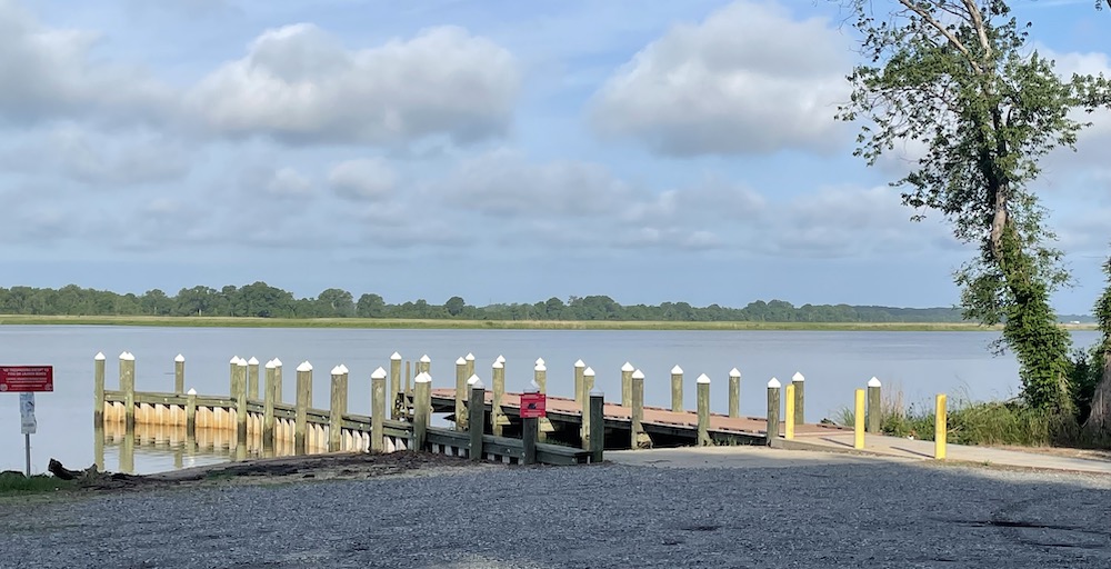 Una imagen de un sitio de acceso a un bote de madera que conduce a un lago en Carter's Wharf