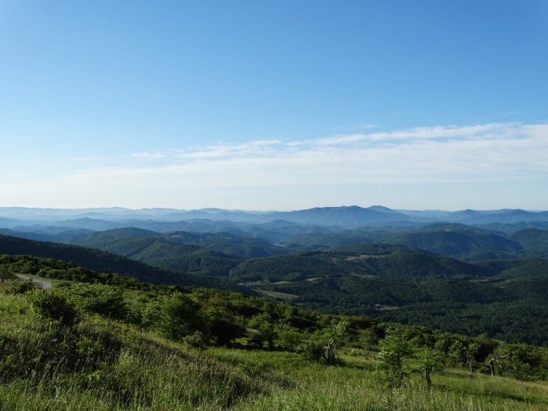 Vista de las altas y verdes colinas de VA desde Whitetop Mountain a lo largo del Sendero de los Apalaches