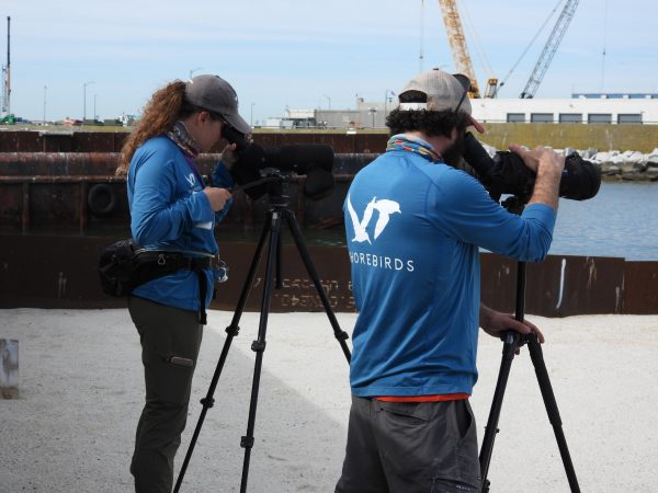 Kelsi Hunt (izquierda) y el Dr. Dan Catlin (derecha) realizando un estudio de revista en el sitio de HRBT.