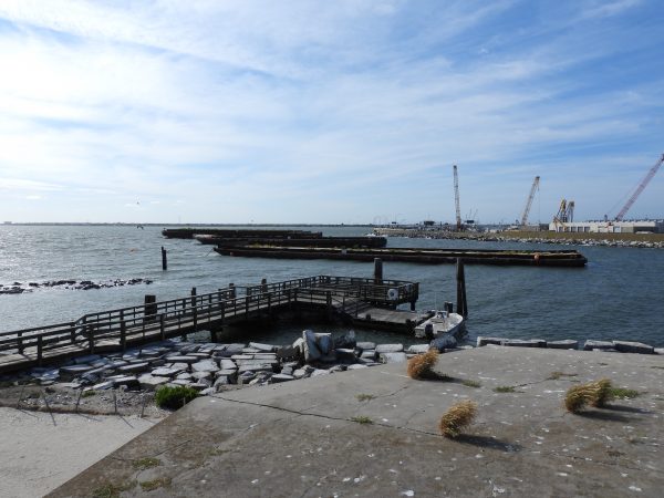 Ahora barcazas vacías en la bahía del sitio de HRBT. 