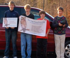 Una imagen de los jóvenes mostrando su material para la primera presentación del club
