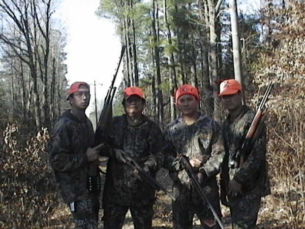 La familia Culanding cazando juntos en un bosque caducifolio